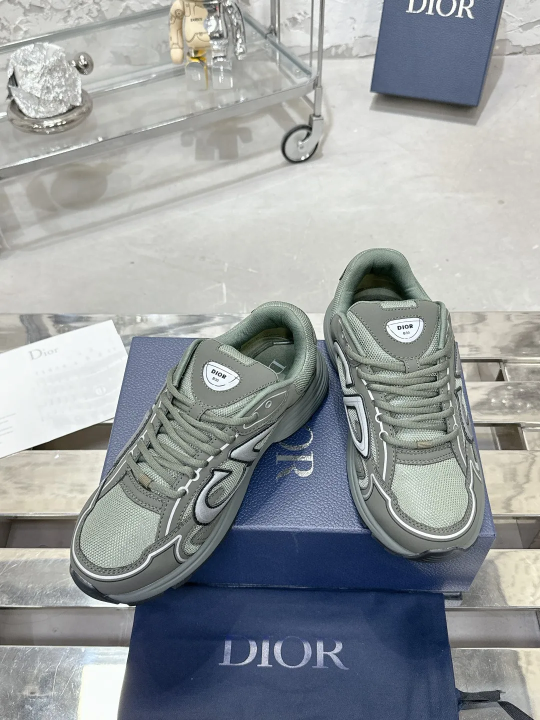 Men's men's shoes 💰600❤️❤️❤️High version Dior Dior's latest color matching B30 series reflective dad sneakers original 17380💰 purchased for development and production Brand new B30 sneakers Dad Shoes style shoes that follow the trend of the retro market The Dior logo on the tongue also indicates that this pair of shoes is the B30 model! B30 uses fine-textured leather and mesh cloth materials to form a shoe body. There are conspicuous letters CD on both sides of the shoe body to indicate identity. Many lines on the shoe body outline details to make the shoes look less monotonous and full of retro flavor. The delivery counter is exquisitely packaged🛍📦 ▪️Fabric: Original customized technical fabric + mesh ▪️Inner lining: Customized breathable lining ▪️Outsole: Original molded IP foam + TPU outsole ▪️Sole thickness: 3.5CM ▪️Size: Women’s size 35-40 / Men’s size 39-46